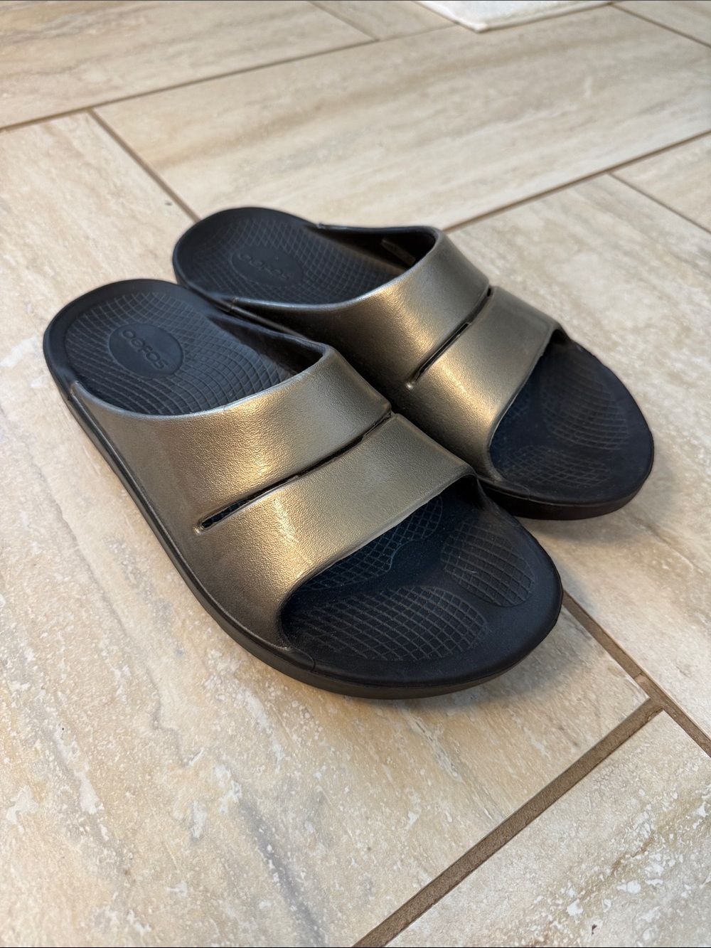 OOFOS OOAHH Luxe Metallic Silver Slip On Comfort Recovery